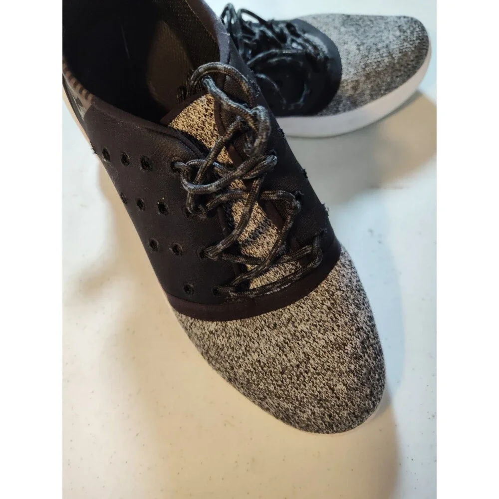 Under Armor Tennis Shoes Size 8 And 1/2 Cloth  And Suede Upper (1036)